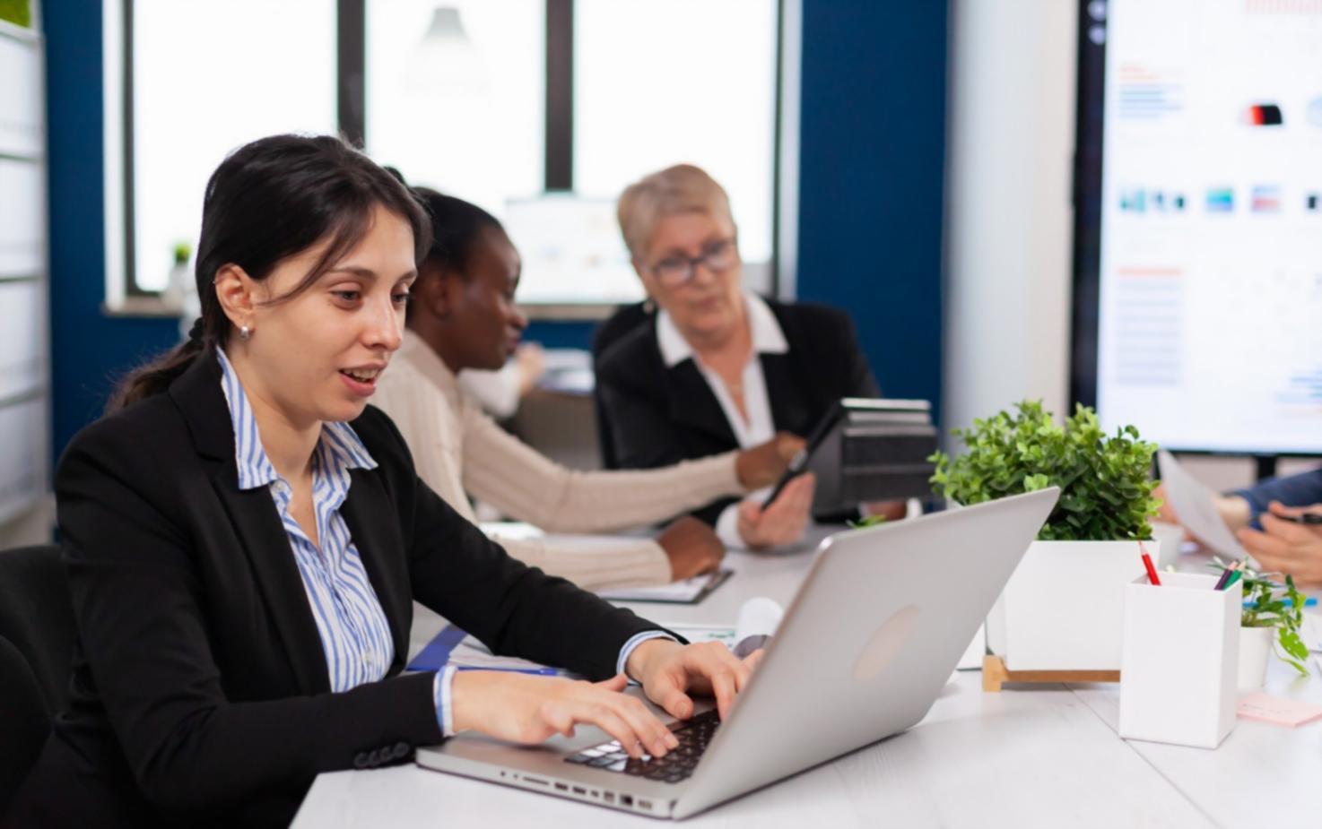 Professional financial consultation session showing collaborative learning environment